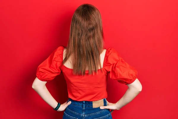 Kırmızı Tişörtlü Kızıl Saçlı Genç Bir Kadın Kolları Vücudunda Geriye — Stok fotoğraf