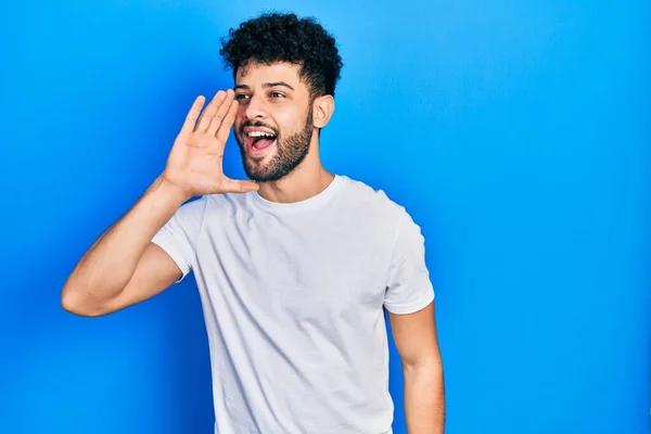 Jonge Arabische Man Met Baard Draagt Casual Wit Shirt Schreeuwend — Stockfoto