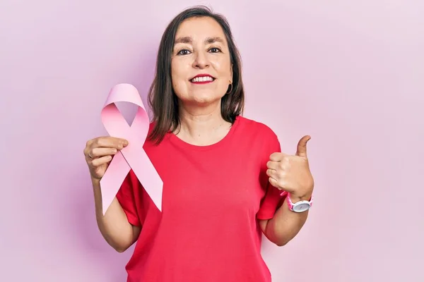 Orta Yaşlı Spanyol Kadın Elinde Pembe Kanser Kurdelesi Mutlu Pozitif — Stok fotoğraf