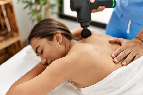 Latina Homem Mulher Vestindo Fisioterapia Uniforme Massageando Volta Usando Arma — Fotografia de Stock