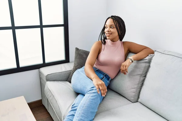 Junge Afroamerikanerin Lächelt Selbstbewusst Auf Dem Heimischen Sofa — Stockfoto