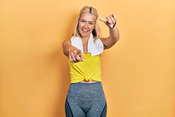 Beautiful Blonde Sports Woman Wearing Workout Outfit Pointing You Camera — Stockfoto