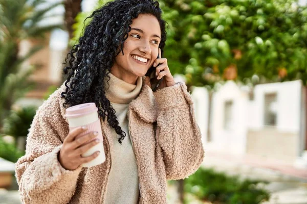 Mujer Hispana Joven Sonriendo Confiada Hablando Teléfono Inteligente Parque — Foto de Stock