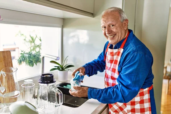 Senior Άνθρωπος Χαμογελά Αυτοπεποίθηση Πλύσιμο Γυαλί Στην Κουζίνα — Φωτογραφία Αρχείου