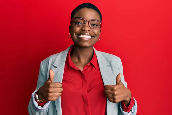 Fiatal Afro Amerikai Üzleti Dzsekit Szemüveget Visel Sikeres Kézmozdulatot Tesz — Stock Fotó
