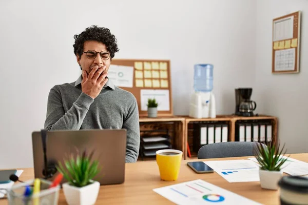 Junge Hispanische Mann Business Stil Auf Dem Schreibtisch Büro Sitzen — Stockfoto