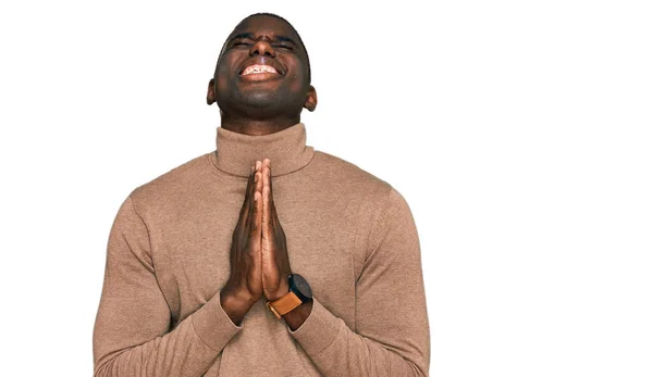 Fiatal Afro Amerikai Férfi Alkalmi Téli Pulóvert Visel Könyörög Imádkozik — Stock Fotó