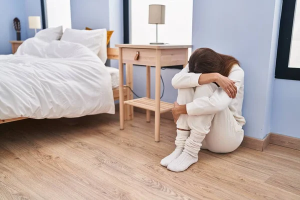 Junge Frau Sitzt Weinend Schlafzimmer Auf Dem Boden — Stockfoto