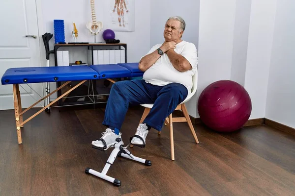 Homem Caucasiano Sênior Clínica Fisioterapia Usando Pedal Exercitador Gritando Sufocar — Fotografia de Stock