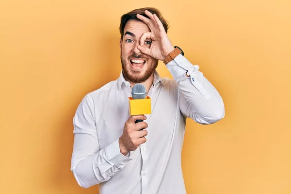 Handsome Caucasian Man Beard Holding Reporter Microphone Smiling Happy Doing — Stockfoto