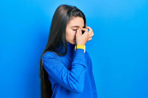 若いブルネットの女の子はタートルネックセーターを着て疲れた摩擦鼻と目疲労と頭痛を感じます ストレスとフラストレーションの概念 — ストック写真