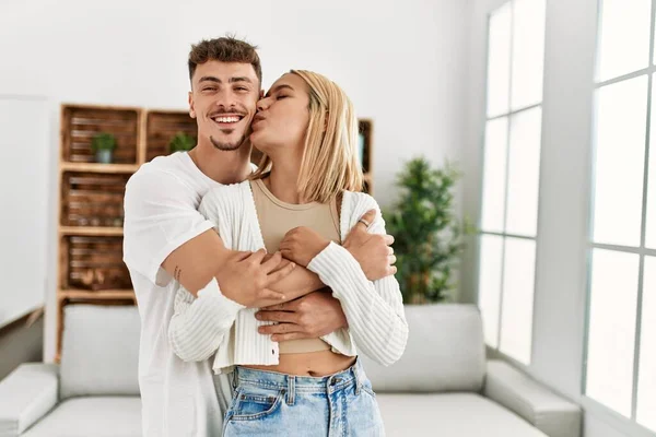 Młody Biały Para Uśmiech Szczęśliwy Przytulanie Całowanie Dom — Zdjęcie stockowe