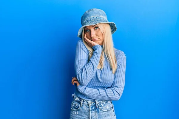 Ung Blond Kvinna Bär Casual Denim Hatt Tänkande Ser Trött — Stockfoto