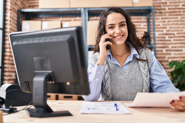 Giovane Donna Ispanica Commerce Business Worker Che Parla Sullo Smartphone — Foto Stock