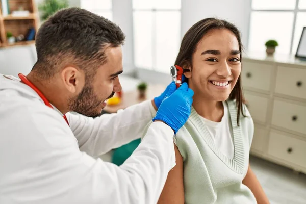 Médecin Examinant Oreille Femme Latine Utilisant Otoscope Clinique — Photo