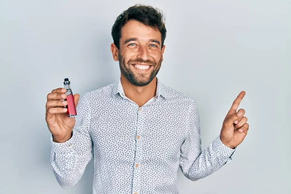 Hombre Guapo Con Barba Reportero Fútbol Sosteniendo Cigarrillo Electrónico Sonriendo — Foto de Stock