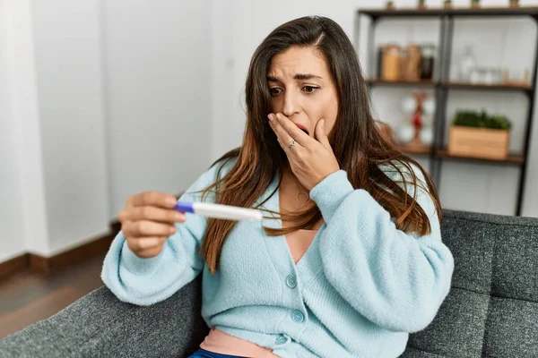 Junge Frau Sucht Schwangerschaftstest Ergebnis Hause Auf Sofa — Stockfoto