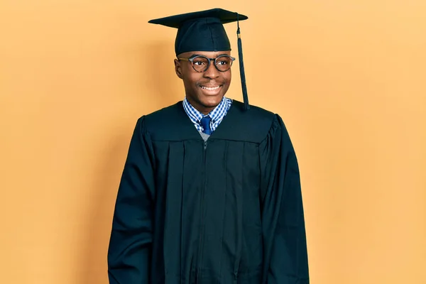 年轻的非洲裔美国人头戴毕业帽 身穿婚纱 面带微笑 神态自然地望向一旁 充满自信地大笑 — 图库照片