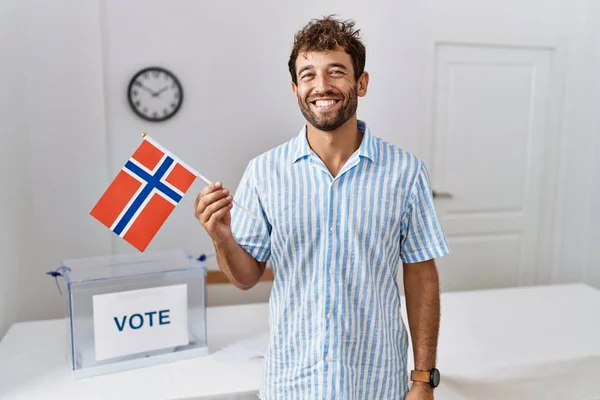 Joven Hombre Guapo Las Elecciones Campaña Política Sosteniendo Bandera Norway — Foto de Stock