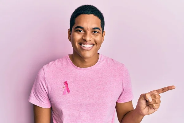 Ung Stilig Hispanic Man Bär Rosa Cancer Band Skjortan Ler — Stockfoto