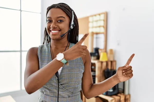 Junge Afroamerikanerin Die Büro Arbeitet Trägt Ein Kopfhörer Und Blickt — Stockfoto