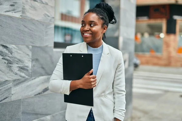 Joven Mujer Negocios Afroamericana Sonriendo Feliz Sujetando Portapapeles Ciudad —  Fotos de Stock