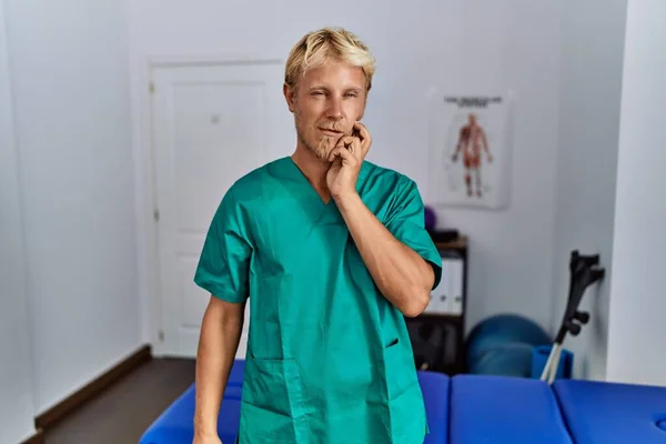 Klinikte Dikilmiş Fizyoterapist Üniforması Giyen Genç Bir Adam Diş Ağrısı — Stok fotoğraf