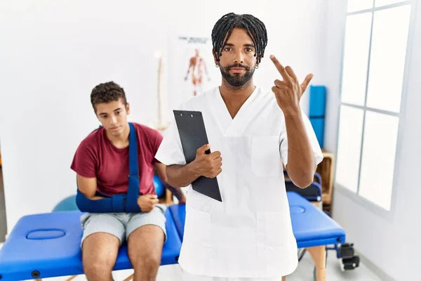 Young Hispanic Man Working Pain Recovery Clinic Man Broken Arm — Stockfoto