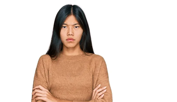 스웨터를 아름답고 아시아인 얼굴을 붉히며 회의적 긴장된 표정을 부정적 — 스톡 사진