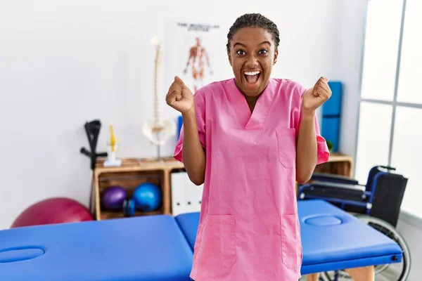 Eine Junge Afroamerikanerin Die Einer Schmerzklinik Arbeitet Feiert Überrascht Und — Stockfoto
