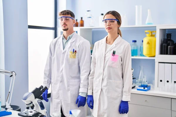 Jovem Homem Mulher Cientistas Trabalhadores Laboratório — Fotografia de Stock