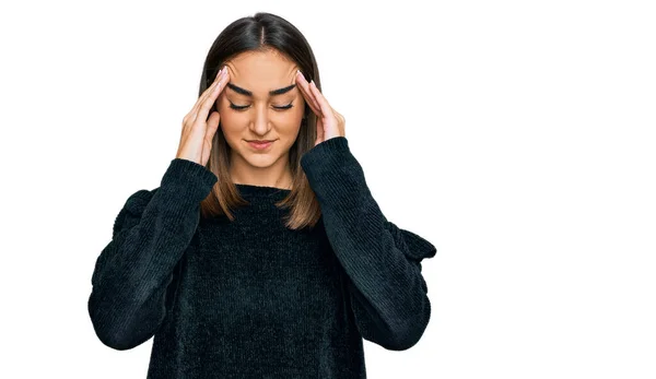 ストレスのために頭の中で痛みのために頭の上に手でエレガントなセーターを着て美しいブルネットの女性 片頭痛 — ストック写真