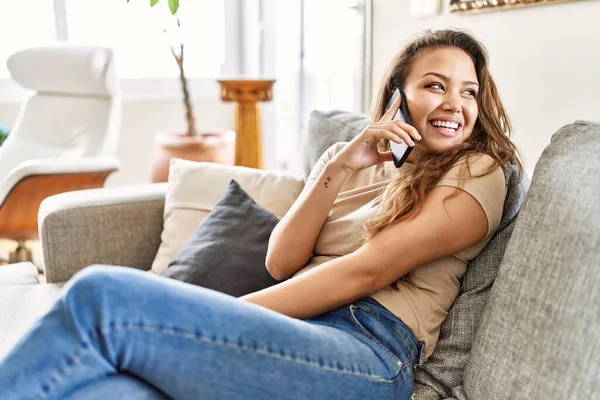 Jovem Hispânica Falando Smartphone Sentado Sofá Casa — Fotografia de Stock