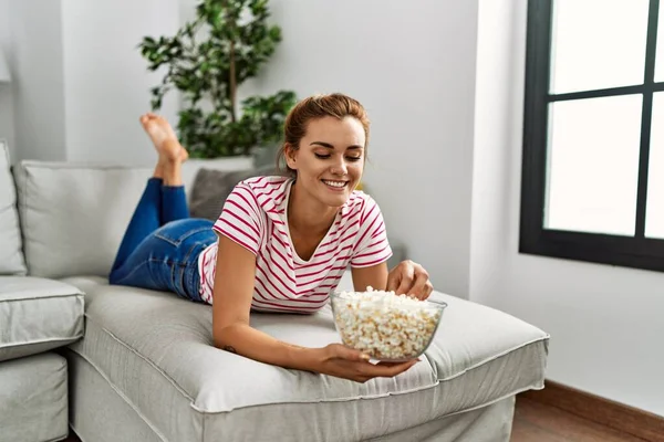 Jonge Vrouw Kijken Film Liggend Bank Thuis — Stockfoto