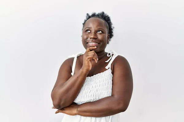 Junge Afrikanerin Die Vor Weißem Hintergrund Steht Die Hand Kinn — Stockfoto