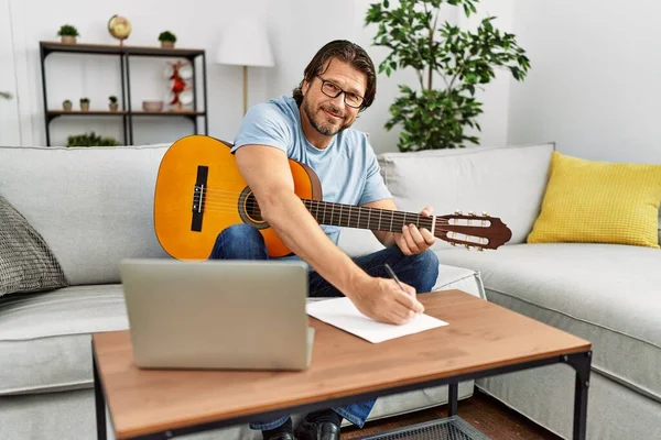 Homem Caucasiano Meia Idade Compondo Música Usando Guitarra Laptop Casa — Fotografia de Stock