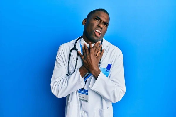 Mladý Africký Američan Uniformě Doktora Křičí Dusí Protože Bolí Zdravotní — Stock fotografie
