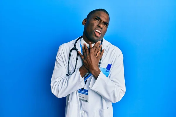 Joven Afroamericano Vestido Con Uniforme Médico Gritando Sofocándose Porque Sufre — Foto de Stock