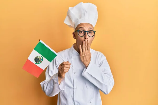 Plešatý Muž Plnovousem Profesionální Kuchařské Zástěře Drží Mexickou Vlajku Zakrývající — Stock fotografie