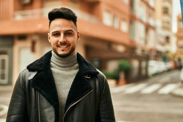 Joven Árabe Sonriendo Feliz Pie Ciudad — Foto de Stock