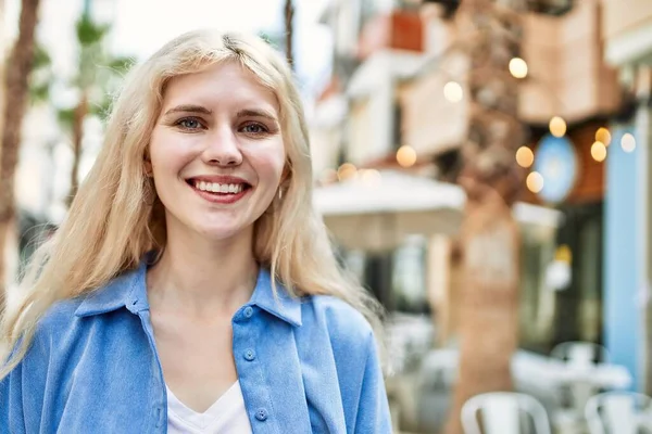 Mooie Blonde Jonge Vrouw Glimlachen Gelukkig Buiten Een Zonnige Dag — Stockfoto