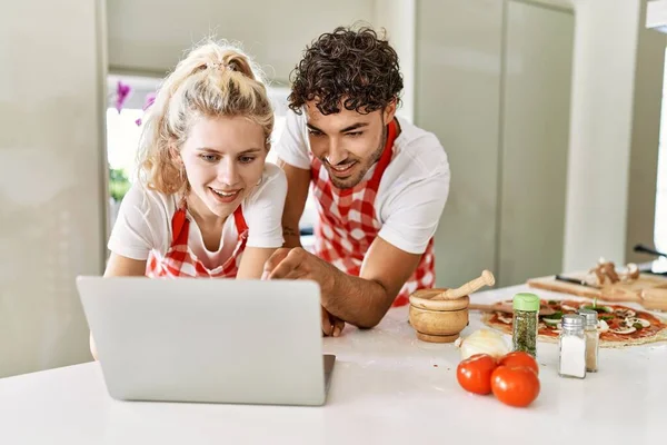 Young Couple Smiling Happy Using Laptop Kitchen — Stock Photo, Image