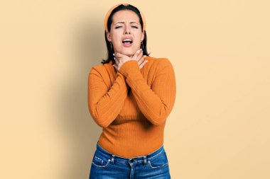 Günlük beyaz tişört giyen genç İspanyol kız boğularak can çekiştiği için bağırıyor ve boğuluyor. Sağlık problemi. Boğulma ve intihar konsepti. 