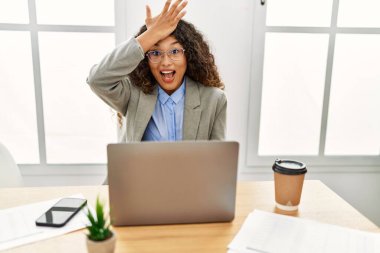 Ofisteki masasında oturan güzel İspanyol iş kadını laptopuyla çalışıyor. Hata yaptığında elleri ve ayakları birbirine dolanmış. Hatayı hatırla. Unuttum, kötü hafıza kavramı. 