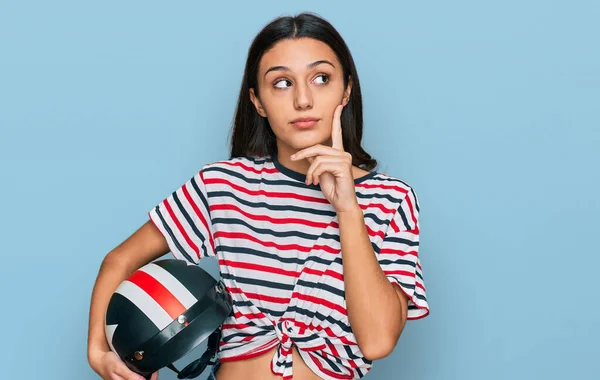 Jong Spaans Meisje Houden Motorfiets Helm Ernstige Gezicht Denken Vraag — Stockfoto