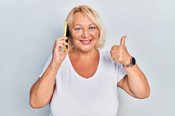 Mulher Loira Meia Idade Conversando Smartphone Sorrindo Feliz Positivo Polegar — Fotografia de Stock