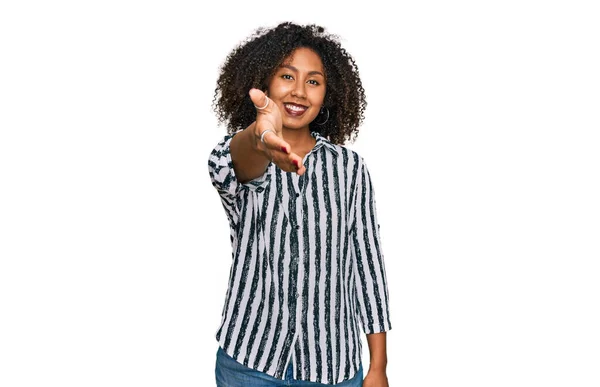 身穿休闲装的年轻的非洲裔美国女孩友好地微笑 握手致意和欢迎 成功的商业 — 图库照片