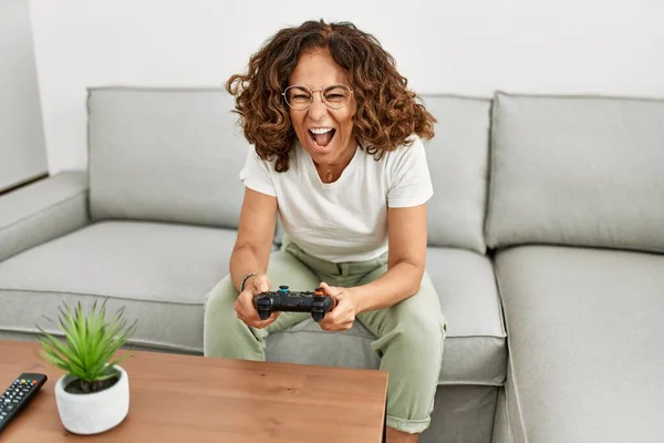 Mulher Hispânica Meia Idade Jogando Videogame Casa — Fotografia de Stock