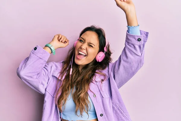 Joven Chica Hispana Bailando Escuchando Música Usando Auriculares Guiñando Ojo —  Fotos de Stock