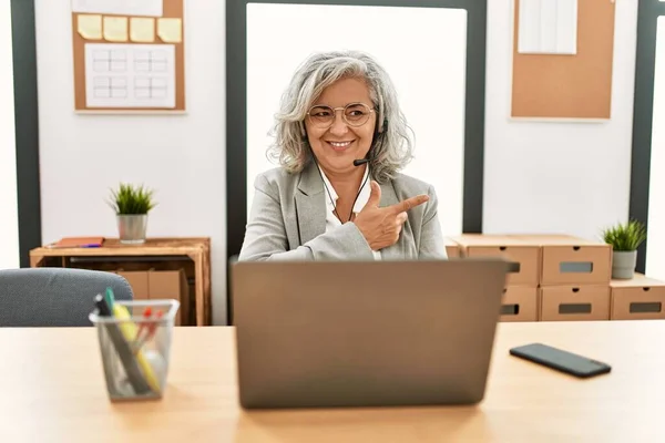 Middelaldrende Forretningskvinne Som Sitter Skrivebord Jobber Med Bærbar Med Smil – stockfoto